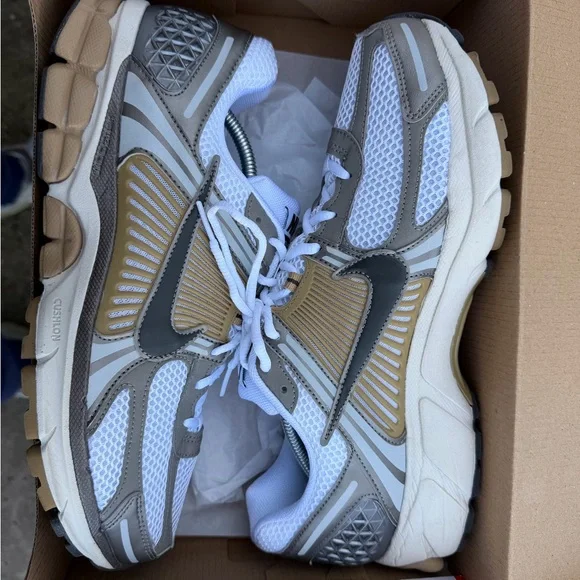 Nike Vomero 5 Metallic Pewter FJ4151-006 - Picture 8 of 9